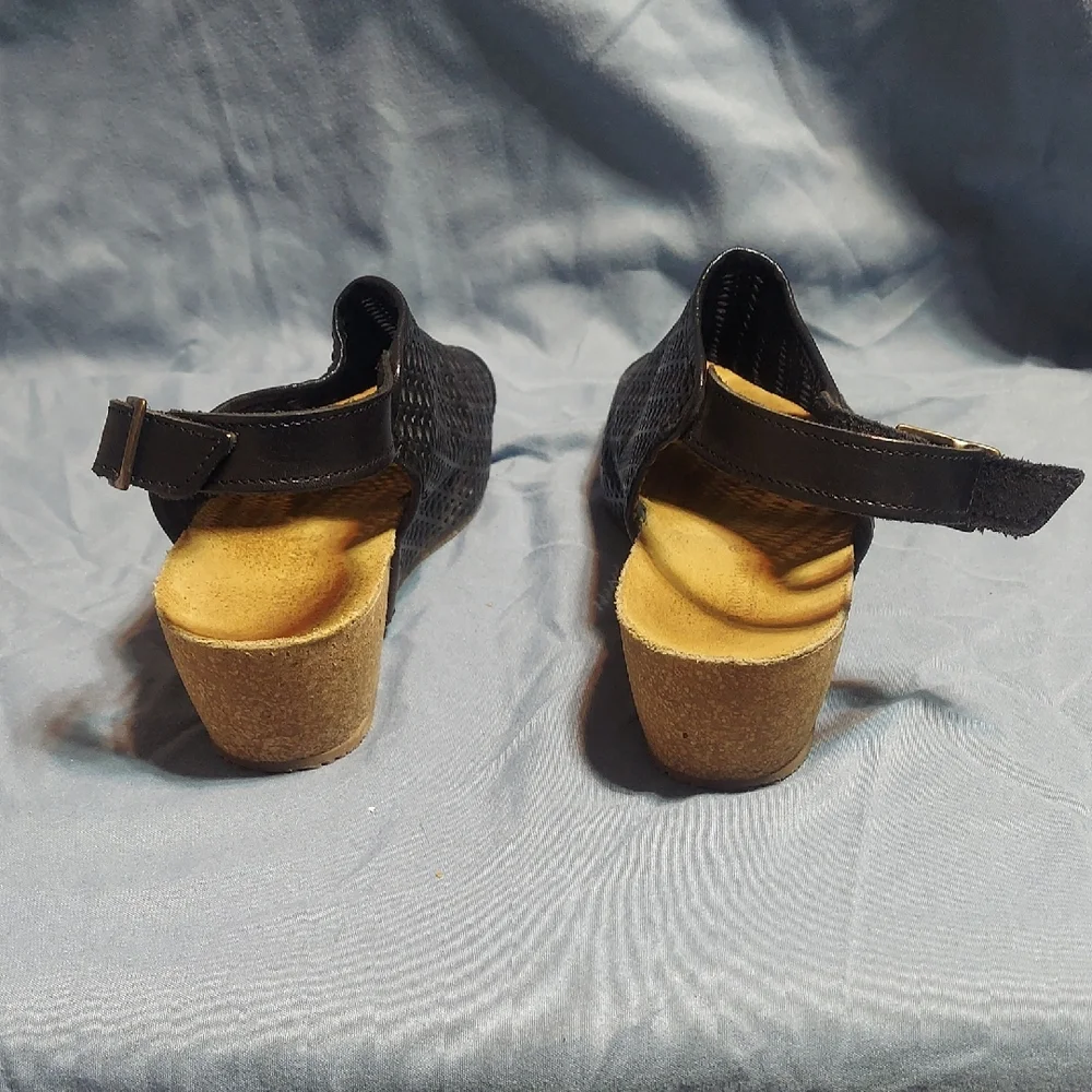 Eric Michael Phoebe Black Laser Cut Leather Cork Wedge Sandals Size 39/8.5